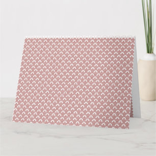 Carte Un tapis à motifs rouges et bruns repose sur