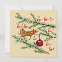 Une minuscule souris décore l'arbre de Noël