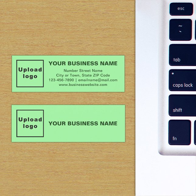 Carte verte de la marque d'affaires sur mini-taill (The front and back of the light green mini business card with your brand)