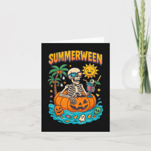 Carte Vibes squelette de Summerween se détendant dans un