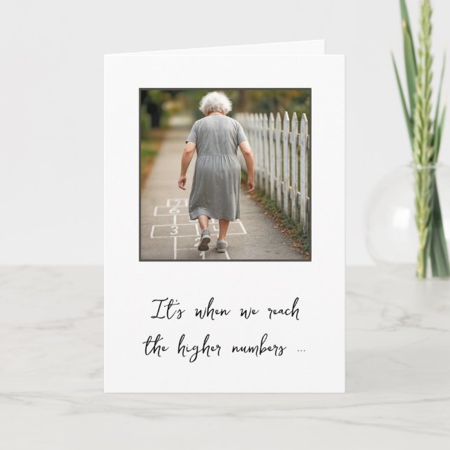 Carte Vieille Dame Jouant Hopscotch Humour d'anniversair (Devant)