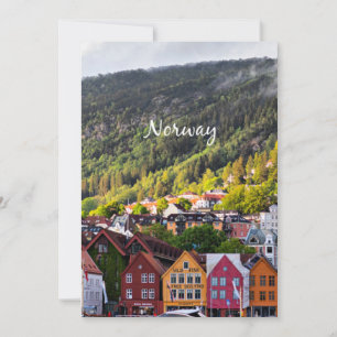 Carte Ville norvégienne avec montagnes dans l'arrière - 