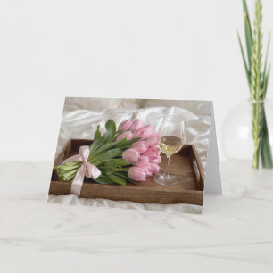 Carte Vin d'anniversaire et tulipes roses sur draps de s