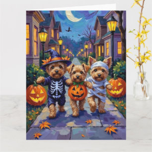 Carte Yorkipoo faisant Trick-or-Treat dans des costumes
