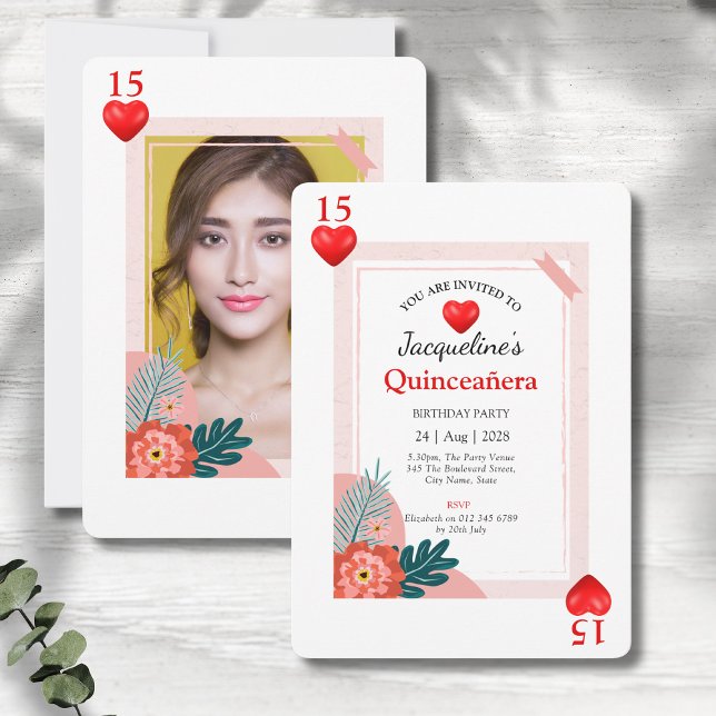 Cartes de jeu Coeurs 15e anniversaire Quinceañera (Quinceanera 15th birthday party invitations showing front and rear on a grey wood background.)