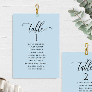 Cartes de plan de table bleu poussiéreux avec noms
