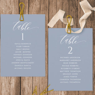 Cartes de plan de table bleu poussiéreux avec noms