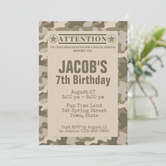 Cartes d'invitation d'anniversaire à thème camoufl (Debout devant)