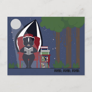 Cartes postales de mouffette lisant dans la forêt