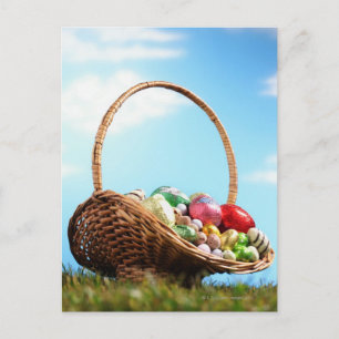 Cartes Pour Fêtes Annuelles Basket filled with Easter eggs on grass, ground