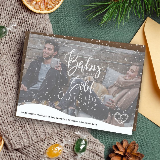 Cartes Pour Fêtes Annuelles Bébé son froid Dehors neigement couvert salutation (Créateur téléchargé)