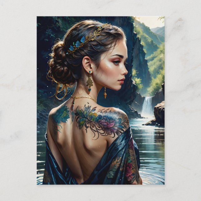 Cartes Pour Fêtes Annuelles Belle jeune femme avec tatouage sur son épaule. (Devant)