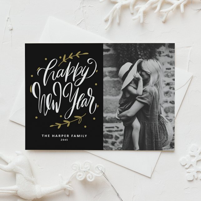 Cartes Pour Fêtes Annuelles Black Calligraphy and Wreath New Year Photo (Customizable photo Happy New Year card featuring modern calligraphy and wreath.)