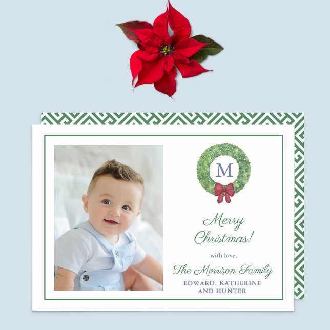 Cartes Pour Fêtes Annuelles Boxwood classique Wreath Red Green Joyeux Noël (Preppy boxwood wreath with red bow, family photo and green white Greek Key reverse)