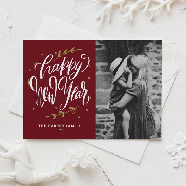 Cartes Pour Fêtes Annuelles Burgundy Calligraphy and Wreath New Year Photo (Customizable burgundy photo Happy New Year postcard featuring modern calligraphy and wreath.)