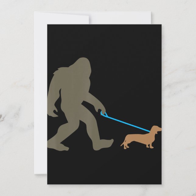 Cartes Pour Fêtes Annuelles Cadeau de chien | Bigfoot promenant un teckel (Devant)