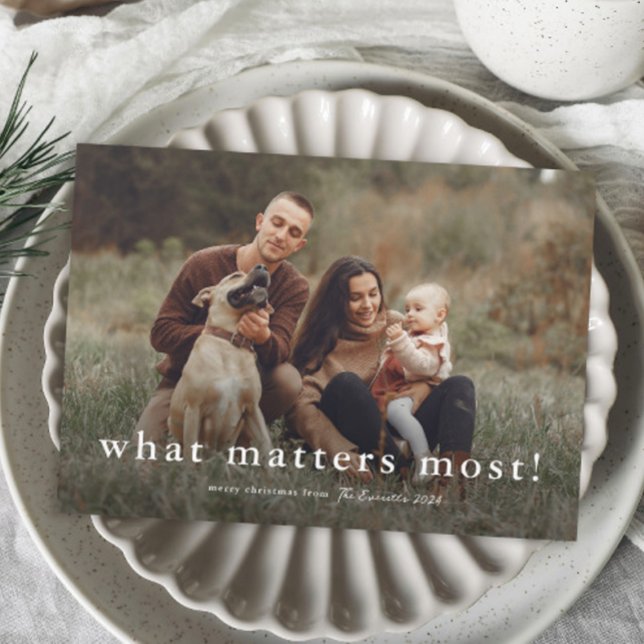 Cartes Pour Fêtes Annuelles Ce qui compte le plus (Simple What Matters Most Typography Horizontal Photo Christmas Holiday Cards.)