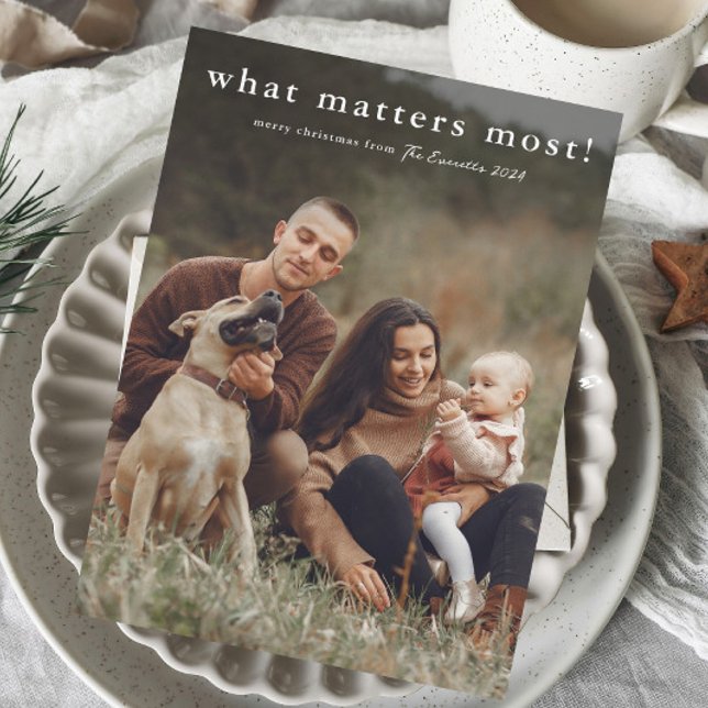 Cartes Pour Fêtes Annuelles Ce qui compte le plus (Simple What Matters Most Typography Portrait Landscape Photo Christmas Holiday Cards.)