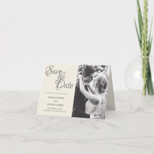 Cartes Pour Fêtes Annuelles Couple de mariés s'embrassant en monochrome