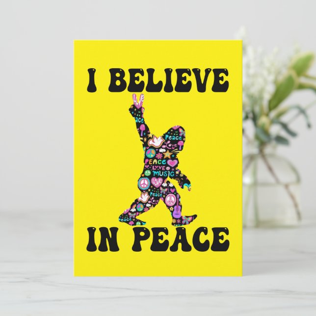 Cartes Pour Fêtes Annuelles Drôle Bigfoot Je Crois En La Paix (Debout devant)
