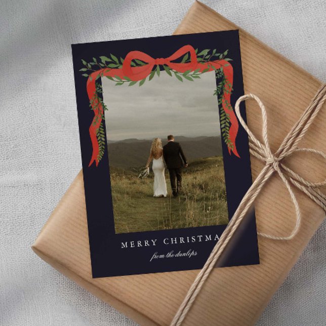 Cartes Pour Fêtes Annuelles Elégant Bow rouge avec verdure Photo Noël (Elegant red ribbon bow with greenery photo Christmas Holiday Cards.)