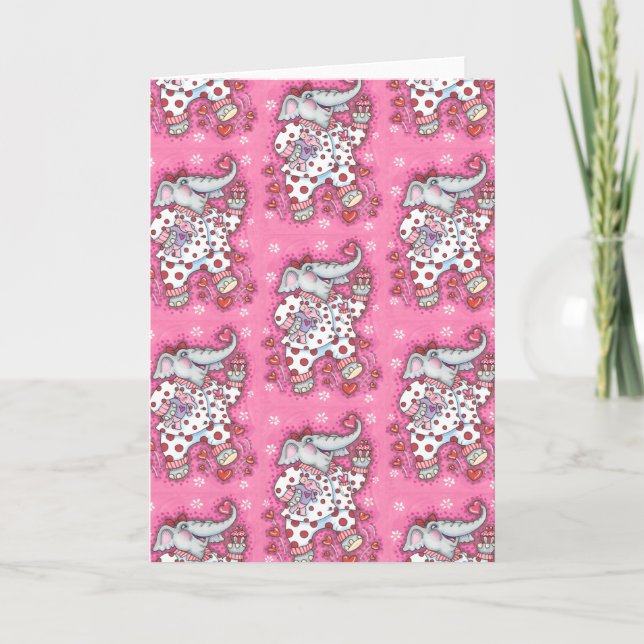 CARTES POUR FÊTES ANNUELLES ÉLÉPHANT JOYEUX EN PYJAMA ROSE, GÂTEAU AU COEUR (Devant)