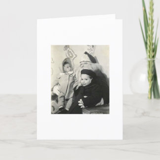 CARTES POUR FÊTES ANNUELLES ENFANTS S'ASSEYANT SUR LE RECOUVREMENT DE PÈRE