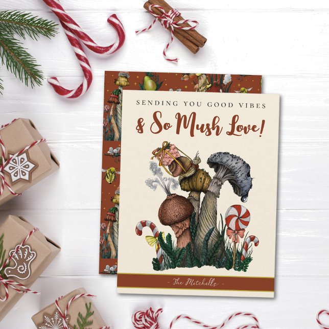Cartes Pour Fêtes Annuelles Escargot festif sur champignons Good Vibes Christm (Sending you good vibes and so mush love christmas flat card with a snail with a gift on a mushroom)