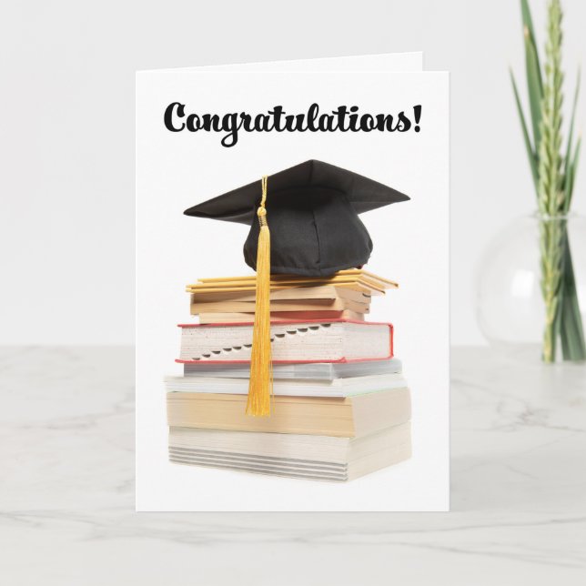 Cartes Pour Fêtes Annuelles Félicitations Casquette diplômé sur la pile de liv (Devant)