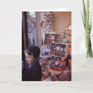 Cartes Pour Fêtes Annuelles Garçon devant l'affichage de Noël de début des