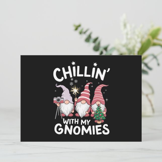 Cartes Pour Fêtes Annuelles Gnome Famille Noël Chillin Avec Mes Gnomes (Debout devant)