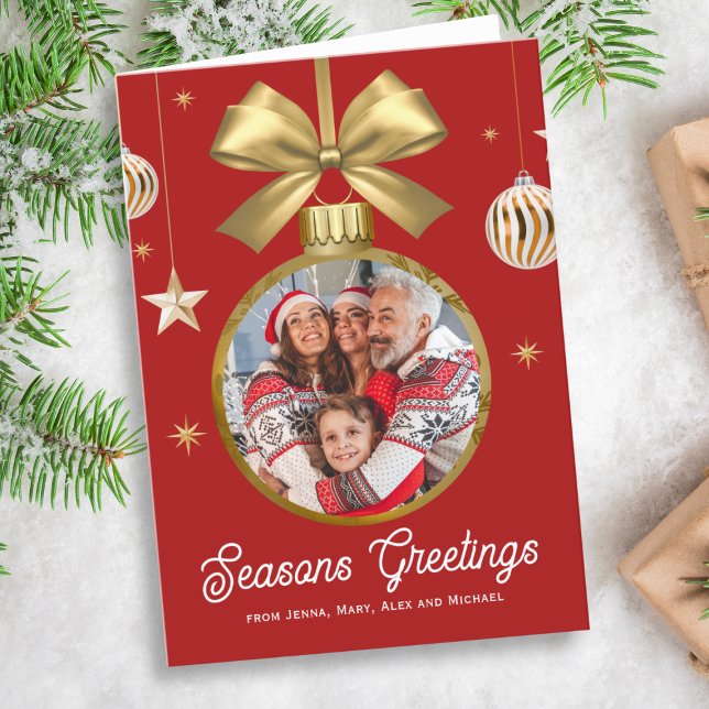 Cartes Pour Fêtes Annuelles Gold Bauble Family Photo, arrière - plan rouge (Custom Family photo in Gold Bauble with elegant typgography)