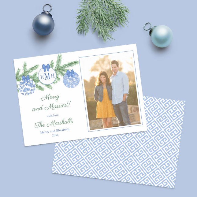Cartes Pour Fêtes Annuelles Joyeux Et Marié Monogramme Joyeux Noël Photo (Blue and white chinoiserie ornaments Christmas cards with monogram, family photo & Greek Key backer)