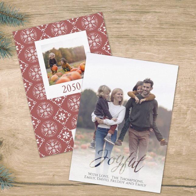 Cartes Pour Fêtes Annuelles Joyeux Joyeux Script Red Winter Flocon de neige 1  (Christmas holiday Joyful typography photo card template.)