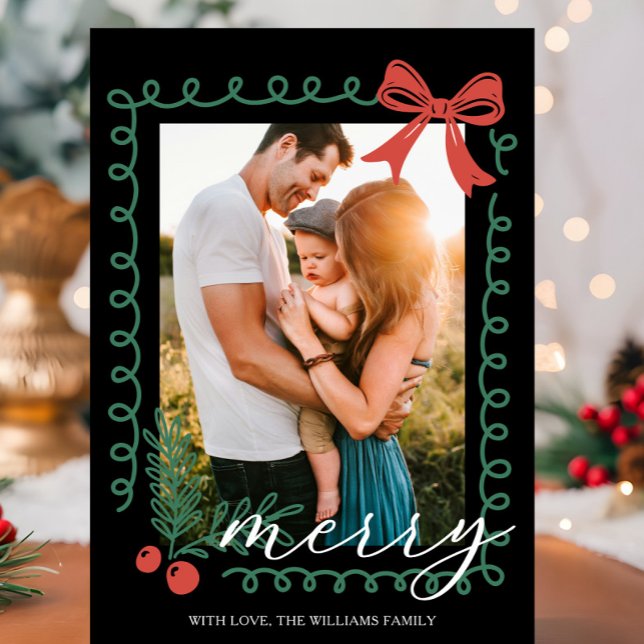 Cartes Pour Fêtes Annuelles Joyeux Noël noir rouge vert dessiné à la main (Red and green holiday card with hand drawn spiral border, holly, berries, bow, and “Merry” greeting.)