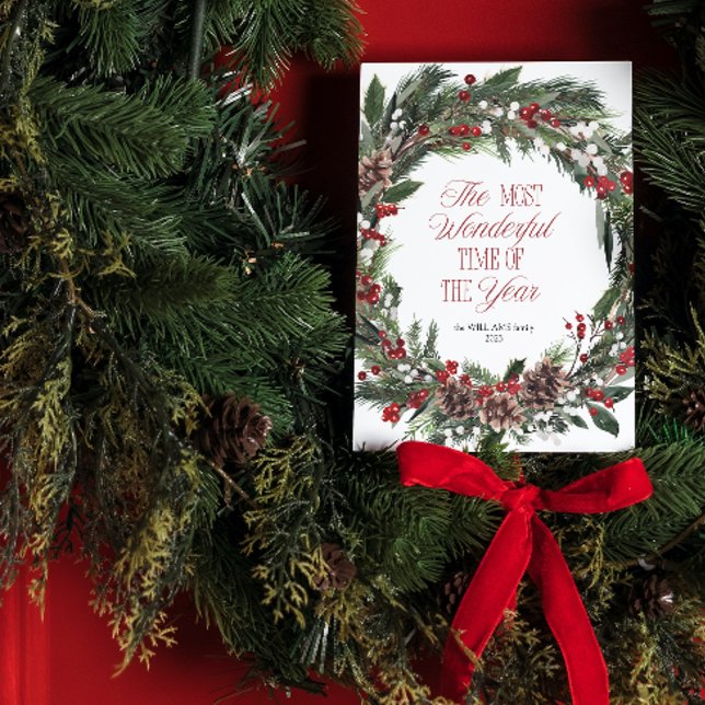 Cartes Pour Fêtes Annuelles Joyeux Noël Rouge Berry Botanique moderne Wreath (Spread the magic of the holidays with these beautiful cards 🎅🏼❤️)