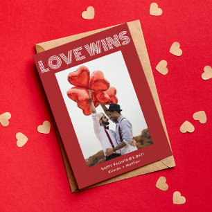 Cartes Pour Fêtes Annuelles L'amour gagne la typographie rouge moderne Photo S