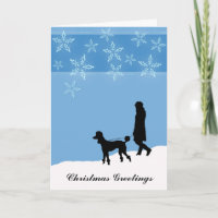 Marchant un caniche dans la neige, salutations de