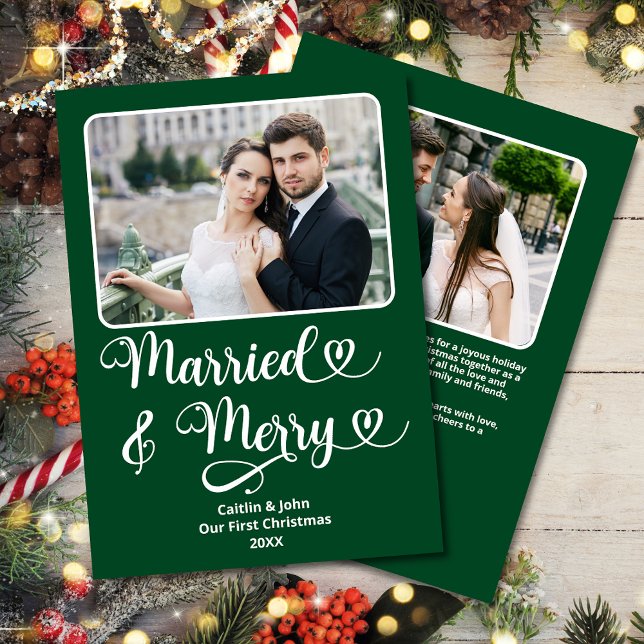 Cartes Pour Fêtes Annuelles Marié Merry Newlyweds 1er Noël Coeurs verts (Married & Merry Custom Photo Christmas Card with decorative font with hearts, 2 photos, and message.)