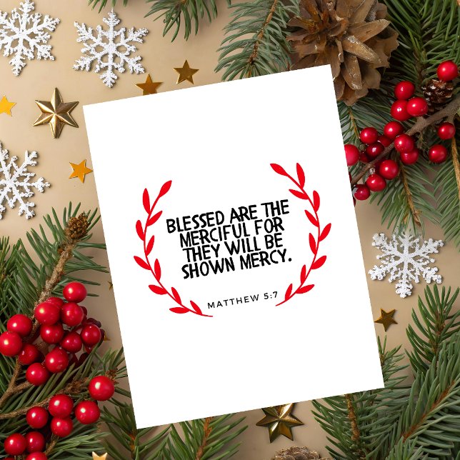 Cartes Pour Fêtes Annuelles Matthew 5:7 Scripture Christmas Greeting Card (Christmas greeting card with red  wreath and Matthew 5:7 Bible verse on white festive background.)