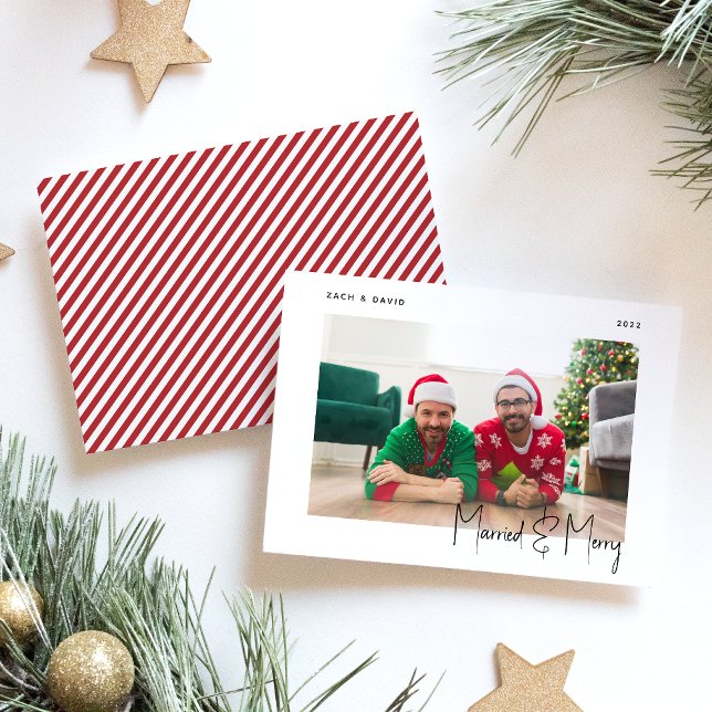 Cartes Pour Fêtes Annuelles Minuscule photo mariée et joyeux script noir LGBTQ (Créateur téléchargé)