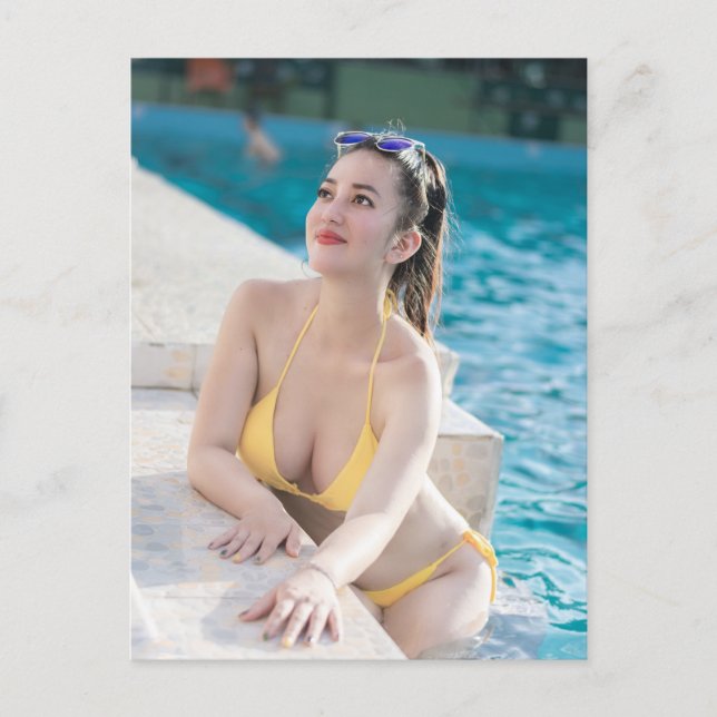 Cartes Pour Fêtes Annuelles Model In Yellow Bikini (Devant)