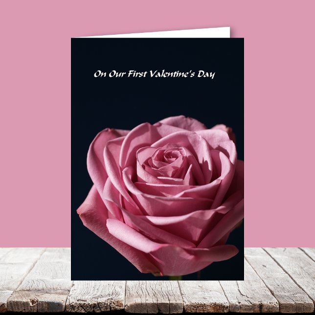 Cartes Pour Fêtes Annuelles Notre première Saint Valentin — Rose (Créateur téléchargé)