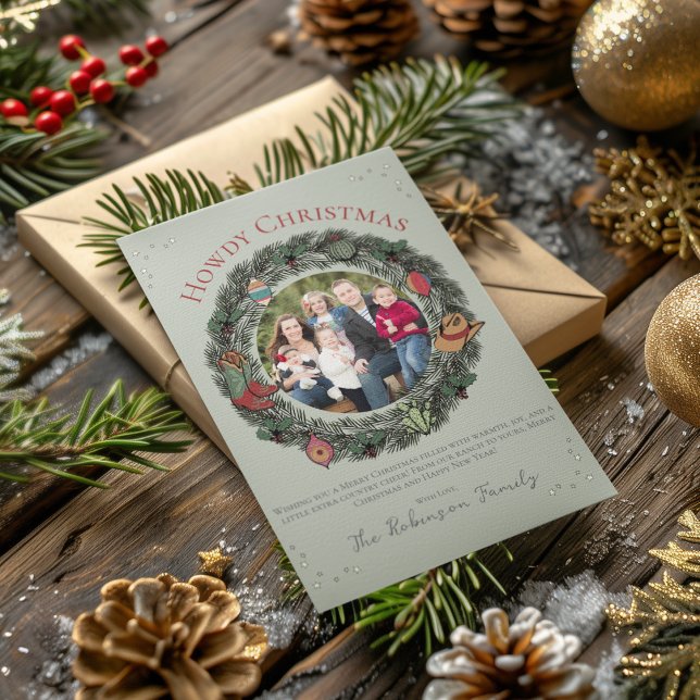 Cartes Pour Fêtes Annuelles Pays Joyeux Noël Famille Noël Noël (Country Christmas Card Featuring Hand-Drawn Wreath, Vintage Ornaments, Cowboy Boots, Hat and Holly.)