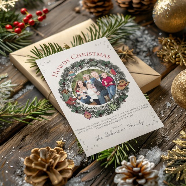 Cartes Pour Fêtes Annuelles Pays Joyeux Noël Famille Noël Noël (Country Christmas Card Featuring Hand-Drawn Wreath, Vintage Ornaments, Cowboy Boots, Hat and Holly.)
