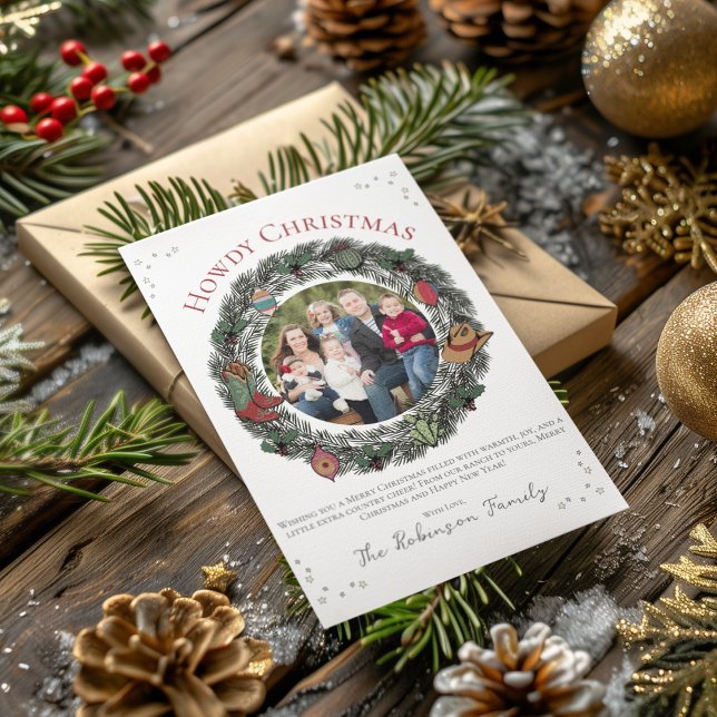 Cartes Pour Fêtes Annuelles Pays Joyeux Noël Famille Noël Noël (Country Christmas Card Featuring Hand-Drawn Wreath, Vintage Ornaments, Cowboy Boots, Hat and Holly.)