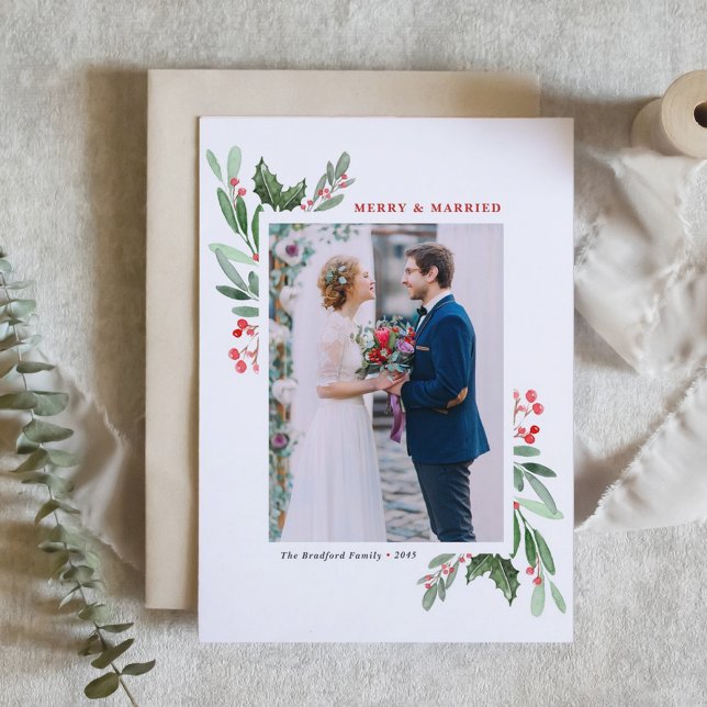 Cartes Pour Fêtes Annuelles Photo de Noël de Winterberry et Holly Mariage (Watercolor Winterberry and Holly Merry and Married Wedding Christmas Photo Holiday Card)