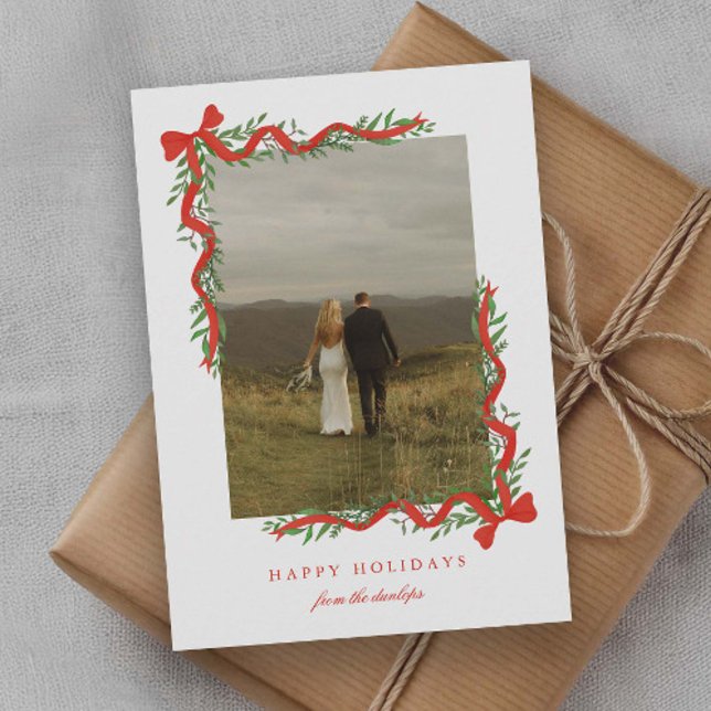 Cartes Pour Fêtes Annuelles Photo de nœud rouge élégant avec verdure (Elegant red ribbon bows with greenery photo holiday cards.)