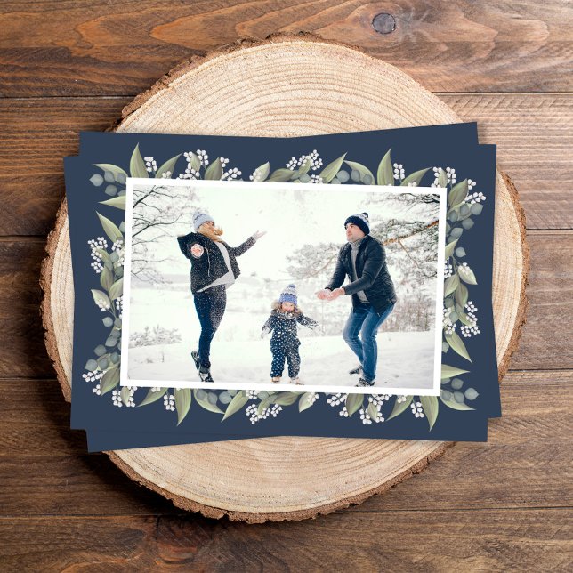 Cartes Pour Fêtes Annuelles Photo florale bleu marine Joyeuses fêtes (Happy Holiday Custom Photo Card with winter greenery.)