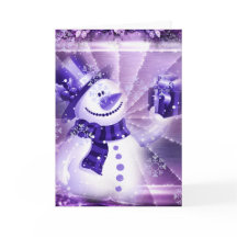 Snowman violet sur la scène hivernale